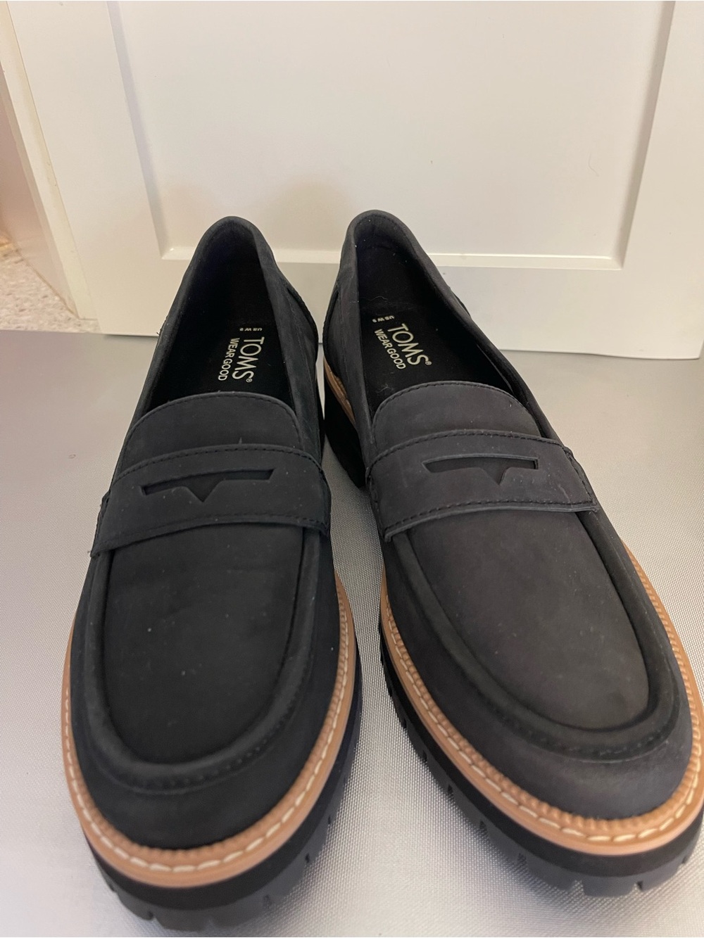 TOMS Cara Black Leather Penny Loafers Slip On Sz 9 - Picture 2 of 9